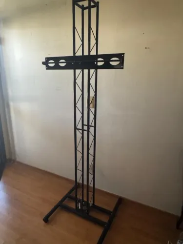 Pedestal Profissional para TV ? Torre Treliçada