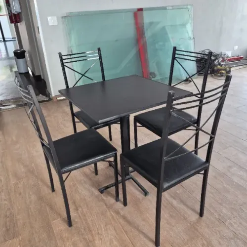 Conjunto de mesa e cadeiras para salão de festas