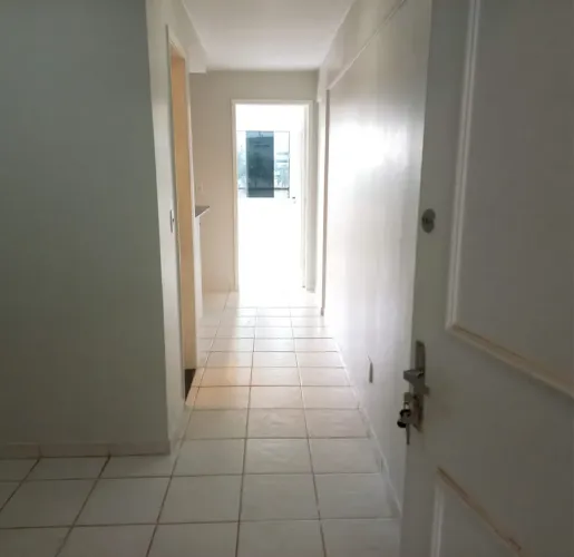 ALUGO KITINET DIVIDIDA EM SALA, BANHEIRO, COZINHA E QUARTO.
