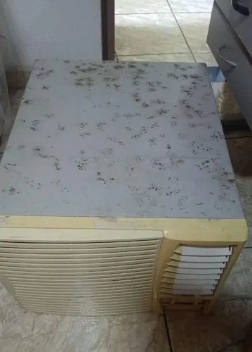 Ar condicionado de janela funcionando