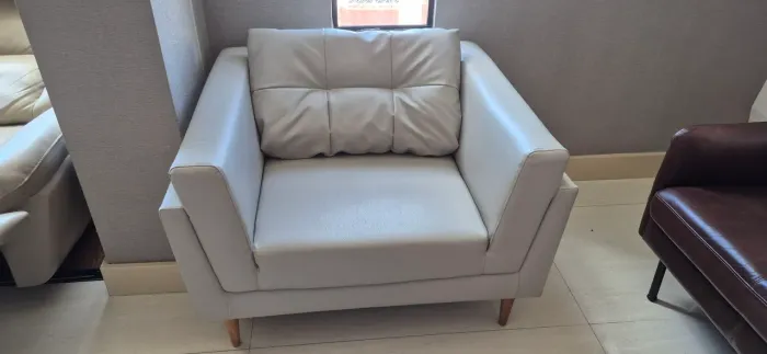 Vende-se poltrona clássica nova