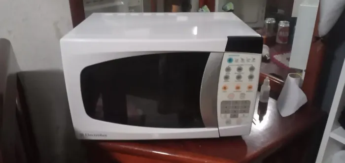 Micro-ondas Electrolux 23 litros conservadissimo