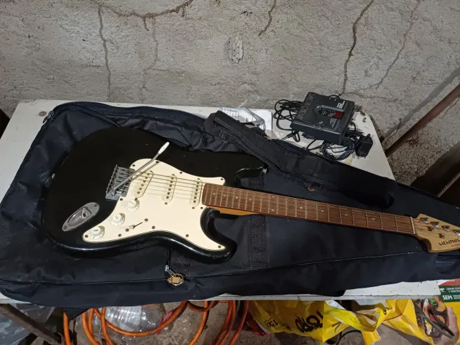 Guitarra Memphis, cabos e pedaleira zoom 505 com fonte