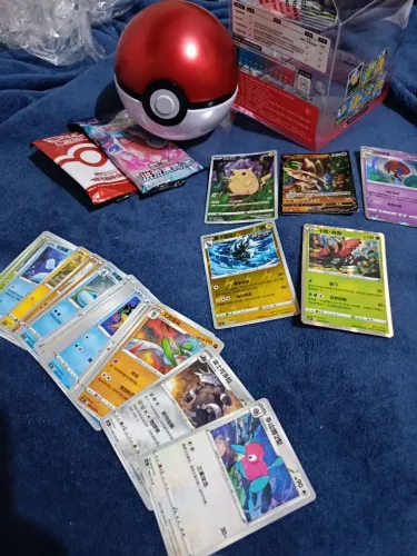 Lote com cartas chinesas de pokémon + pokébola