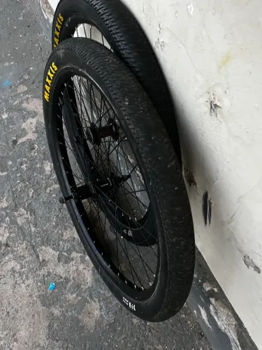Rodas 26 c/Pneus Maxxis e cubo barulhento