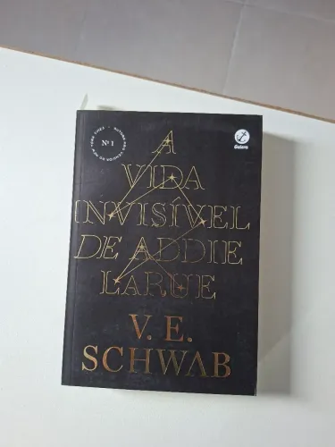Livro A Vida Invisível de Addie Larue - V.E. Schwab