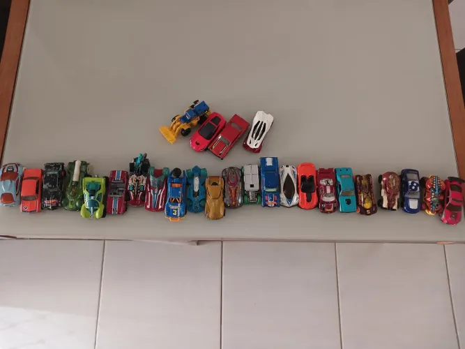 Lote com 27 carrinhos de brinquedo usados