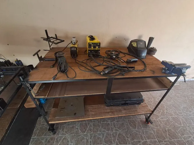 Bancada para oficina com rodízios,máquina de solda 