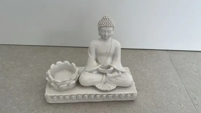 Buda decorativo com espaço para vela