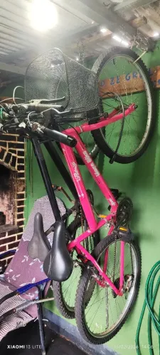 2 bicicletas - 1 masculina, 1 feminina com marcha e acessórios