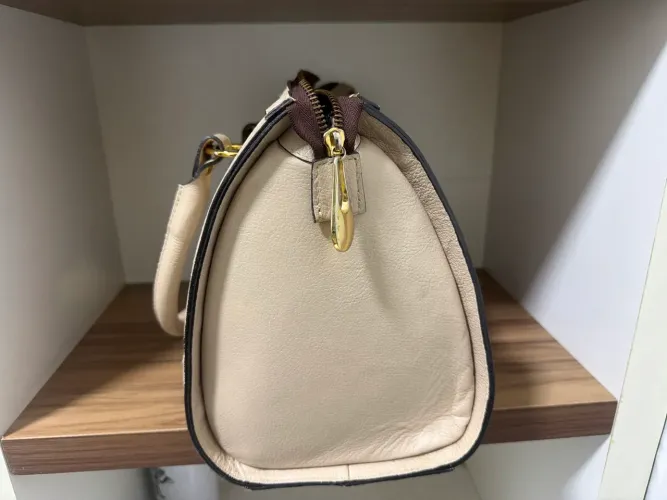 Bolsa Nativa Bege em Couro com Detalhes Dourados