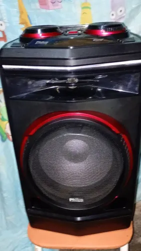 uma caixa de som Philco 750w funcionando perfeitamente Bem bluetooth pendrive FM