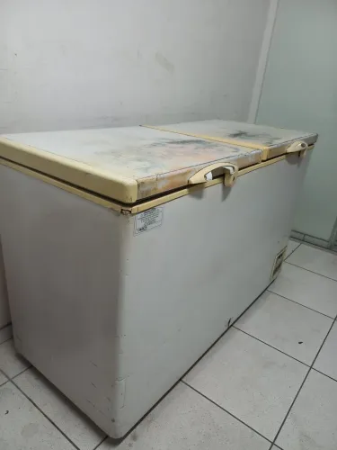 Frezer horizontal grande 2 poórtas. Pouco usado,. Ficon