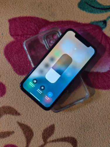 iPhone 11 64 giga só trincado atrás e tela a vezes pisca pra vende logo 650