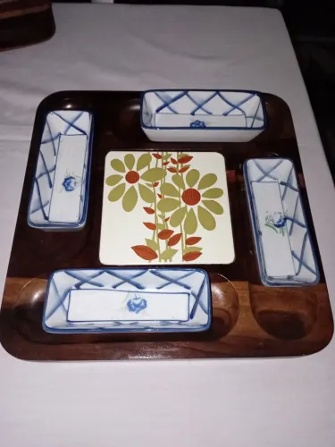 Tabua petisqueira com 4 potes de porcelana 