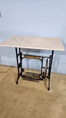 Pé de máquina com tampo de mármore
