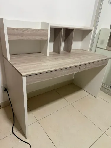 Escrivaninha com 2 gavetas