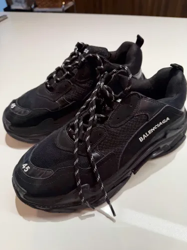 tênis Balenciaga Triple S na cor preta