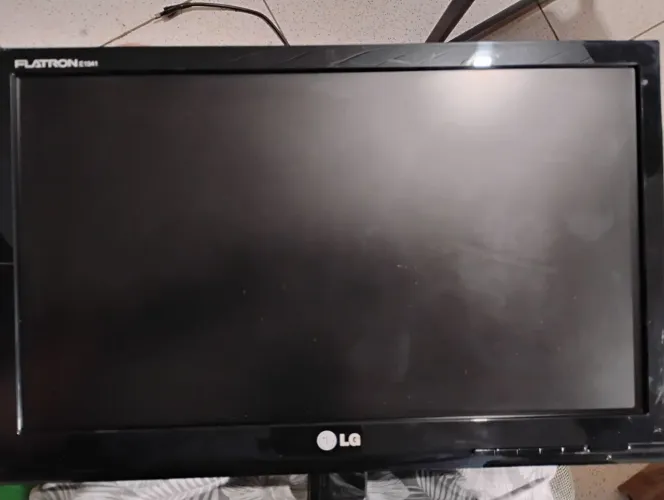 Monitor VGA 19 polegadas - Boa imagem com cabos