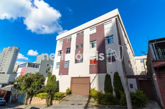 Excelente apartamento, claro, arejado, com vista e privacidade.
