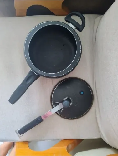 Panela pressão marca NIGRO, 3l , antiaderente . Funciona perfeitamente.