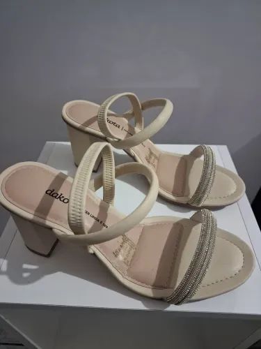 Sandália Dakota nova