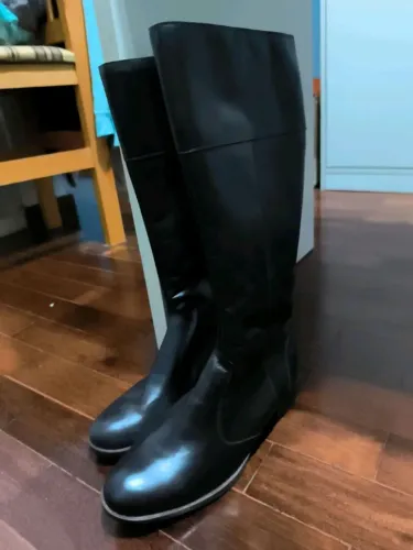 Bota cano alto de couro e forro de lã 37