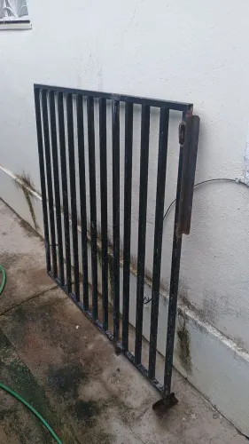Vendo dois portões de ferro