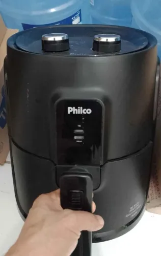 Vendo fritadeira elétrica Philco cor preta ta funcionando normal