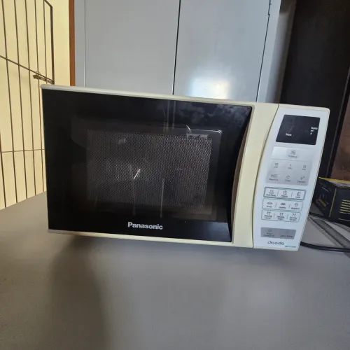 Micro-ondas Panasonic 21 litros funcionando