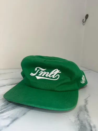 Boné tumulto verde