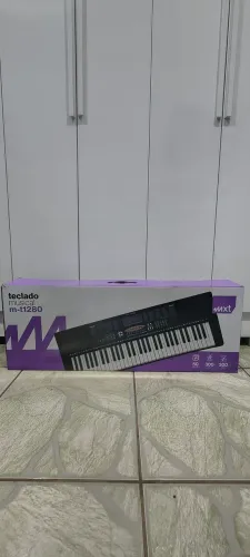 Teclado 61 teclas e 300 timbres