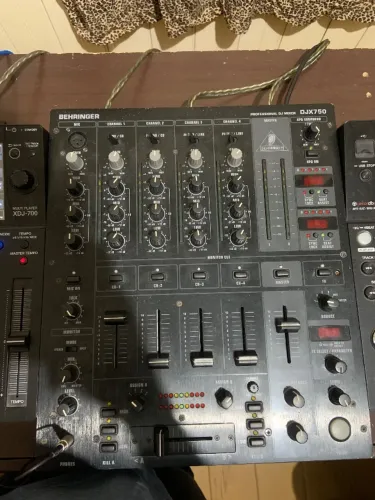 Kit DJ Pioneer 2x XDJ-700 + Mixer Behringer DJX-700