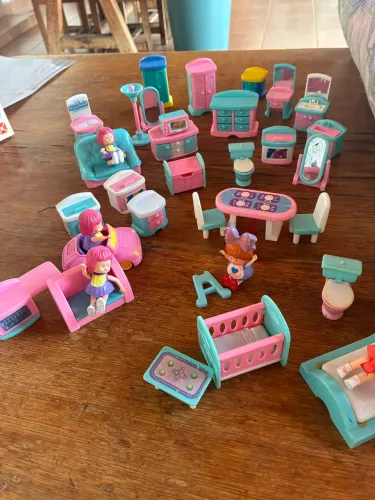 Lote mini móveis e bonecas 