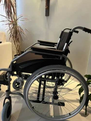 Cadeira de rodas alumínio Premium (AL11)- Suporta até 150kg em ótimo estado