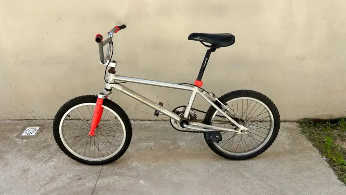 Bicicleta com peças importadas (USADA por 2 anos)