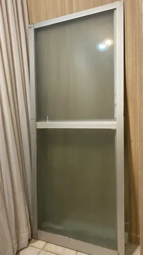 Porta dupla de correr sacada alumínio e vidro novinha