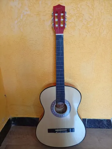 Violão semi novo com capa Quens