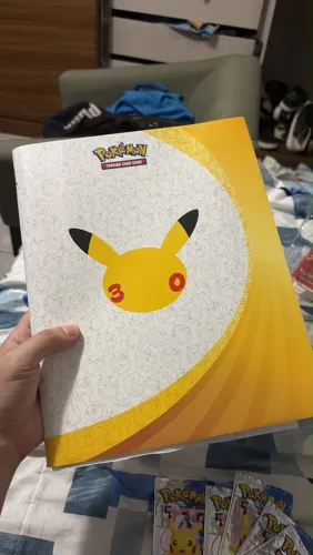 Fichário pokémon 30 anos + 57 cartas básicas + promos