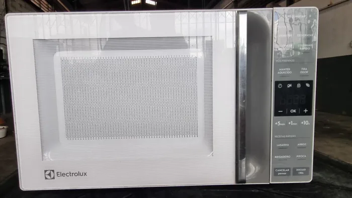 Micro-ondas Eletrolux, voltagem 220vts de 23 litros com apenas 3 meses de uso