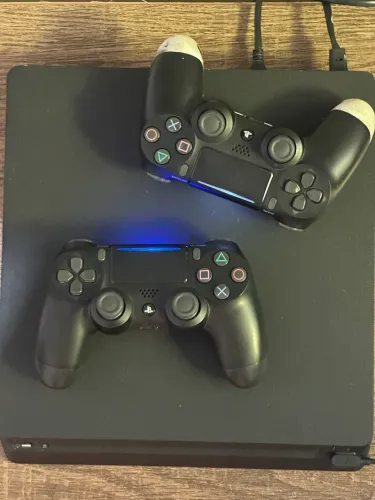 PlayStation 4 Slim Completo + 2 Controles - Até 10x sem juros!