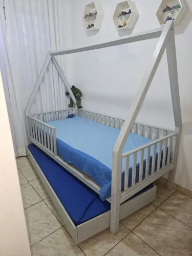 Cama montesoriana com cama auxiliar