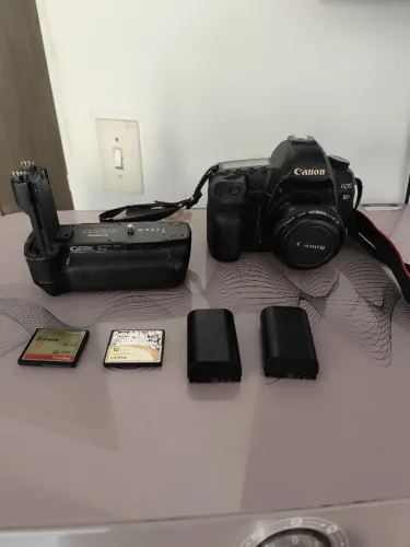 Câmera Canon 5D Mark II com lente, grip, duas baterias e dois cartões