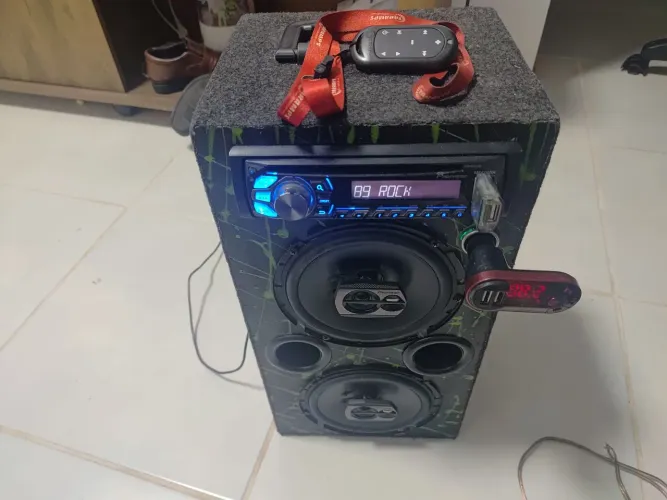 Som residencial com player e autofalantes pioneer, e controle de longa distância taramps.