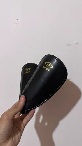 Caneleira de futebo Umbro preta