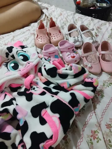 Pijama infantil e calçados femininos