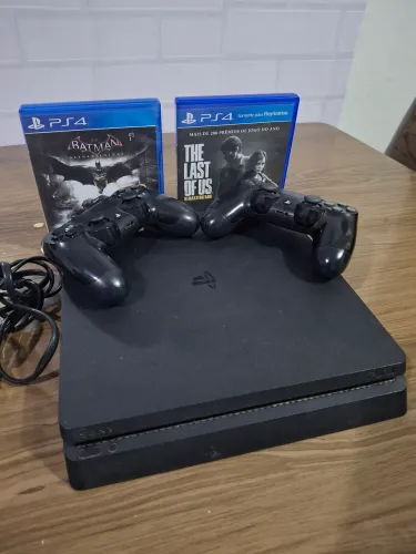 PlayStation 4 com 2 controles e 2 jogos (Batman e The Last of Us)