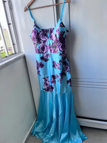 Vestido longo de festa.
