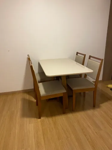 Mesa de jantar com 4 cadeiras