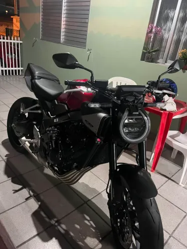 Vendo novíssima CB 650 R E-Clutch 2026